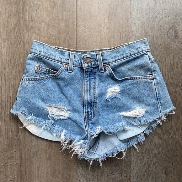 Vintage Levi shorts! 🤙🏽🔥🔥🔥 - Picture 2 of 3